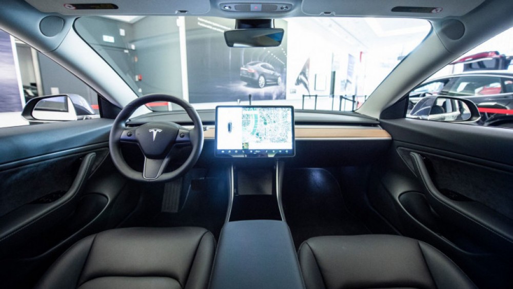 O femeie a născut pe scaunul din față al unei mașini Tesla aflată pe funcția autopilot